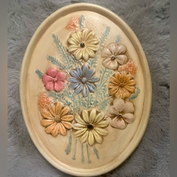 Source Unknown Other - Vintage 84’ Mold Ceramic Oval Wall Art Home Decor 3D Flowers. Very Pretty!!!